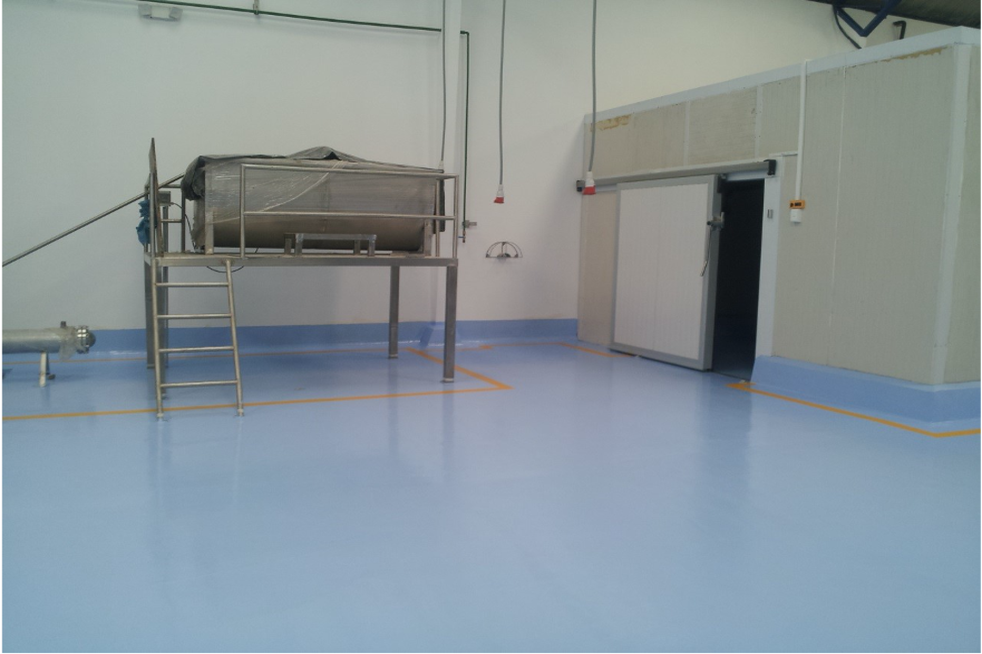 Piso epóxico industrial alimenticio instalado por Epoxicom